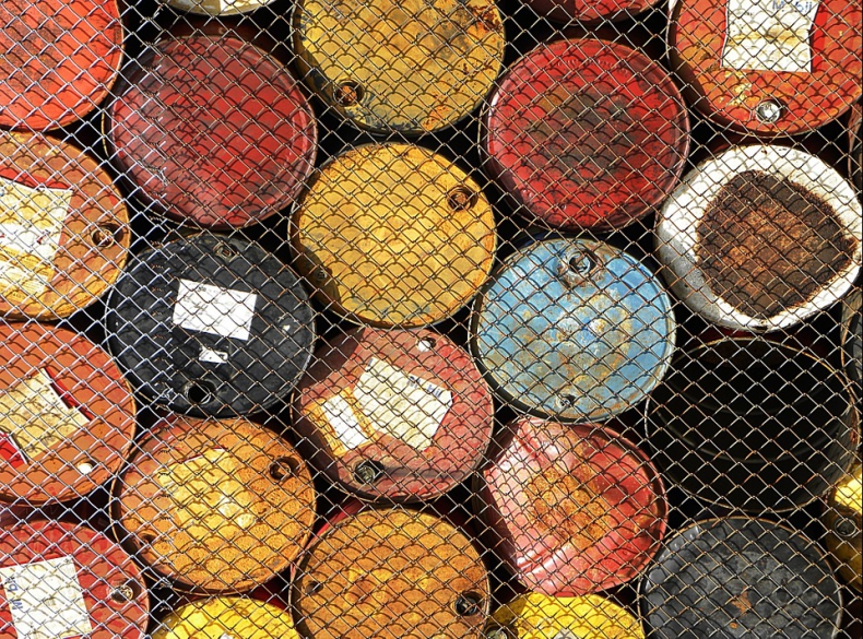 Ropa tanieje - OPEC przedłużył niższe dostawy, a producenci w USA zacierają ręce - GospodarkaMorska.pl