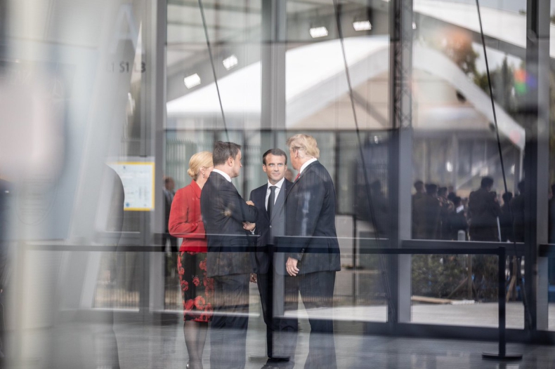 Donald Trump spotkał się w Brukseli z prezydentem Francji - GospodarkaMorska.pl