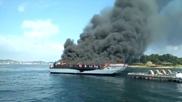 Pożar na pokładzie hiszpańskiego katamaranu: pasażerowie skakali do wody kiedy statek stanął w płomieniach (wideo) - GospodarkaMorska.pl
