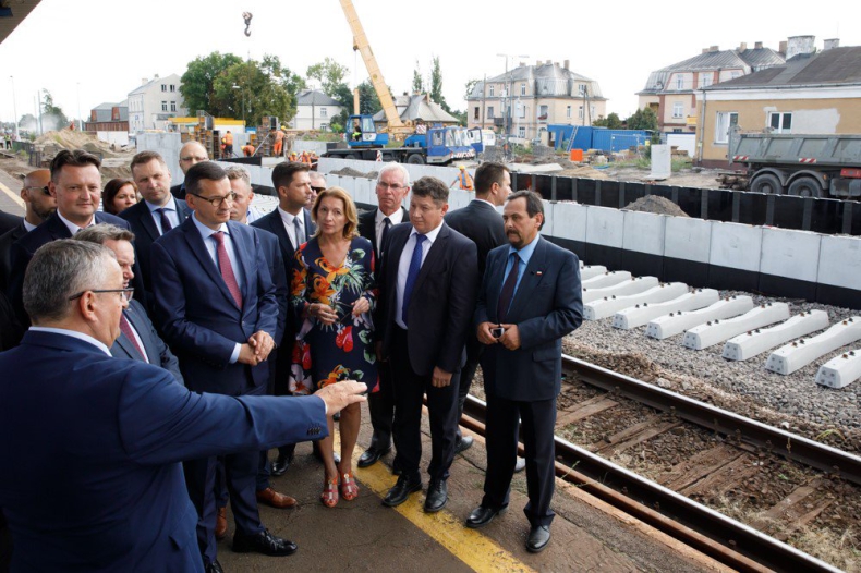Morawiecki: Nasz rząd odbudowuje tory kolejowe na skalę dotąd nieznaną - GospodarkaMorska.pl
