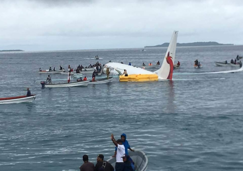 1 osoba zaginiona po awaryjnym lądowaniu samolotu na lagunie w Mikronezji - GospodarkaMorska.pl