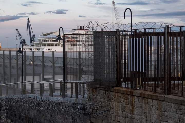 Hiszpania: Władze portu w Melilli chcą odstraszyć migrantów drutem kolczastym - GospodarkaMorska.pl