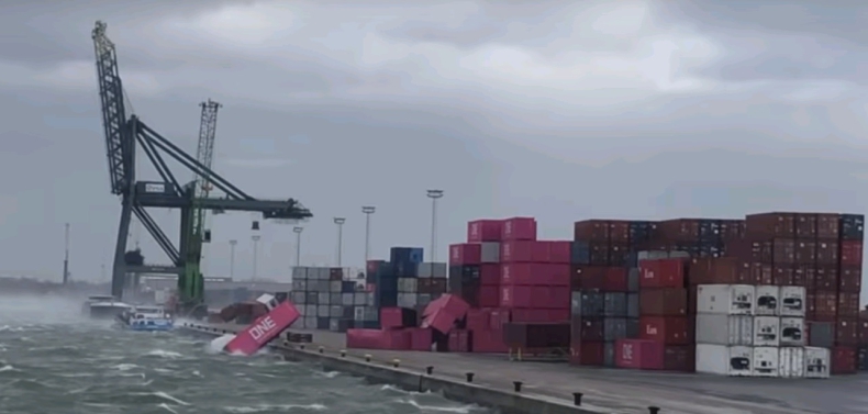 Porywisty wiatr przewrócił kontenery w Porcie Antwerpia (wideo) - GospodarkaMorska.pl