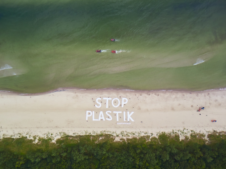 Greenpeace ułożył na plaży ogromny napis: stop plastik (foto) - GospodarkaMorska.pl