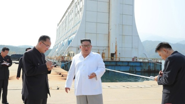 Kim Jong-un skrytykował pierwszy na świecie pływający hotel - GospodarkaMorska.pl
