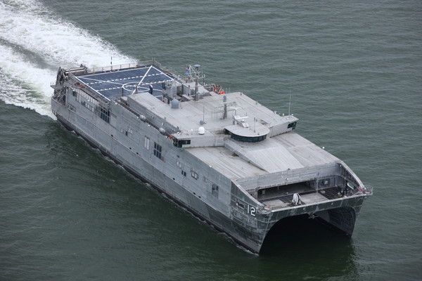 Szybki katamaran transportowy USNS Newport przeszedł próby morskie - GospodarkaMorska.pl
