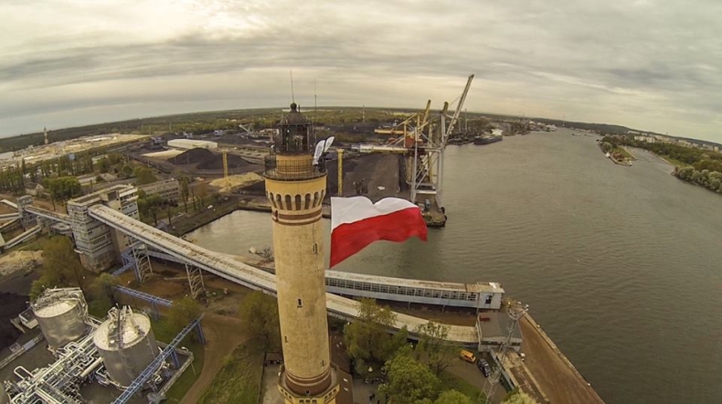 W Świnoujściu na latarni morskiej załopotała potężna biało-czerwona flaga - GospodarkaMorska.pl