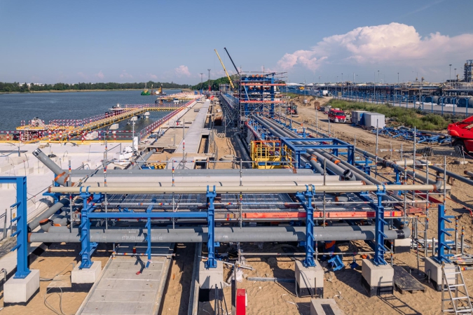 Nie ustają prace przy budowie Morskiego Terminala Przeładunkowego. Do akcji wkracza ciężki sprzęt-GospodarkaMorska.pl